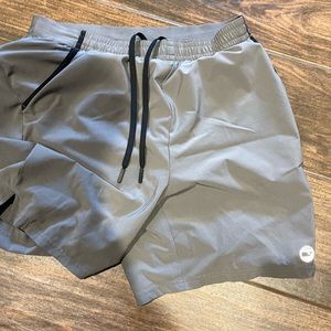 Vineyard vines athletic shorts L